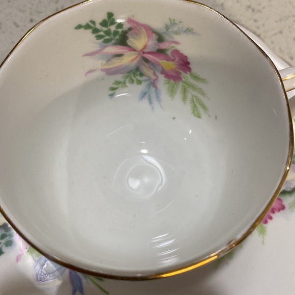 Rare Find Sweet Romance Roslyn Bone China - Picture 4 of 9